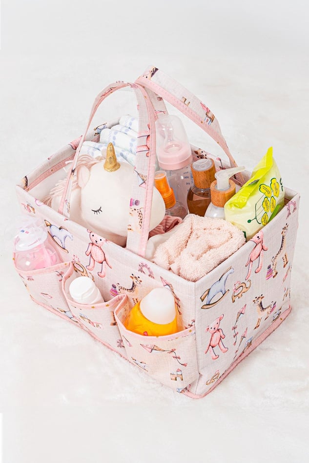 Pembe desenli bebek bakım çantası, biberon, oyuncak tek boynuzlu at, bebek maması ve havlu ile dolu