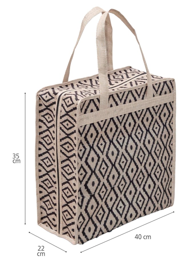 Bej ve siyah geometrik desenli 35x40x22 cm boyutlarında doğal malzemeden yapılmış seyahat çantası