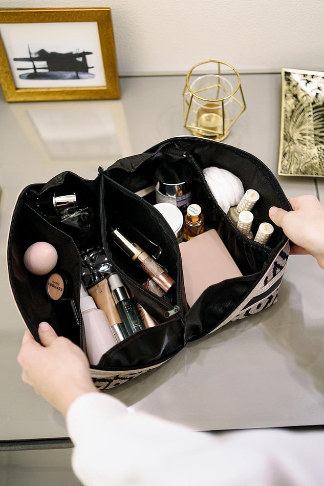 Bohem tarzı seyahat makyaj çantası içinde fondöten, ruj, krem ve makyaj süngerleri düzenli şekilde