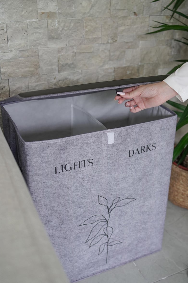Gri kumaş çift gözlü çamaşır sepeti, 'Lights' ve 'Darks' bölmeleri, doğal dekor ve el kapağı