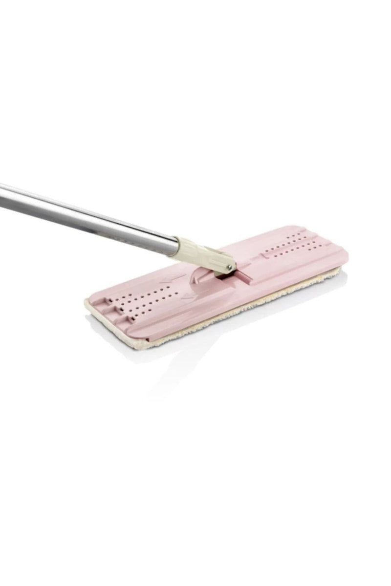 Pembe plastik tabanlı metal saplı paspas, beyaz mikrofiber bezle